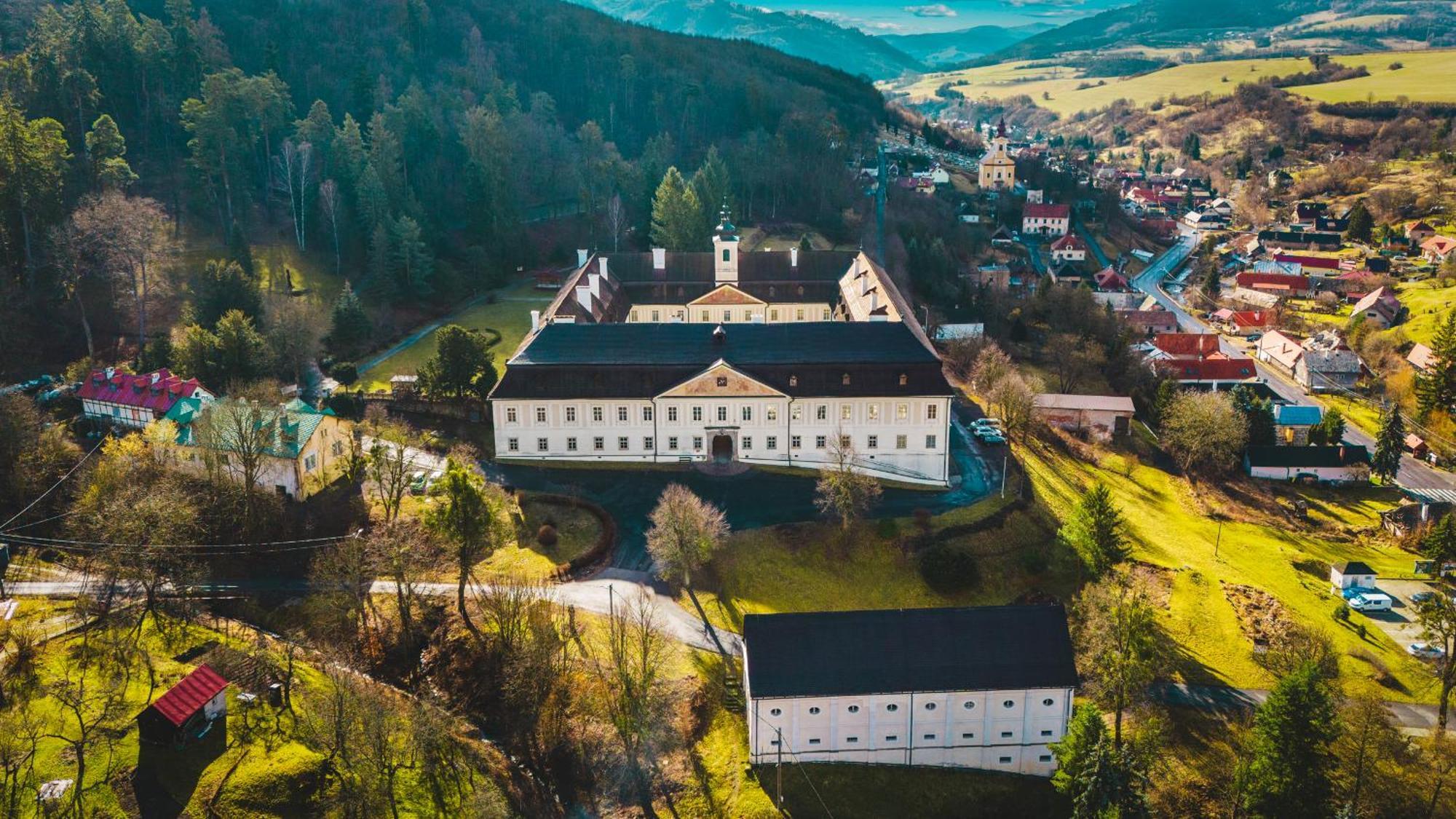 Sovi Dom- Historicke Apartmany Z 19 Storocia, 4Km Od Banskej Stiavnice Svaty Anton Exterior photo